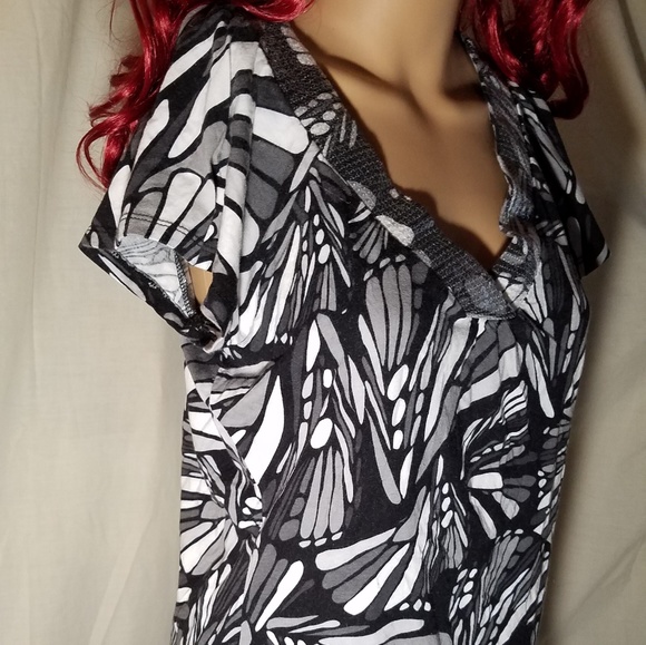 Drama Added V-neck Short Sleeve Print Apt 9 Top - Picture 2 of 8
